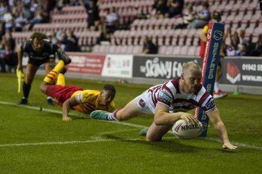 Liam Marshall #5 of Wigan Warriors  dives over to score a try during the Betfred Super League match Wigan Warriors vs Catalans Dragons at DW Stadium, Wigan, United Kingdom, 2nd September 202