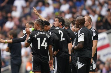 Marco Silva manager of Fulham gives his team instructions during the Premier League match Tottenham Hotspur vs Fulham at Tottenham Hotspur Stadium, London, United Kingdom, 3rd September 202
