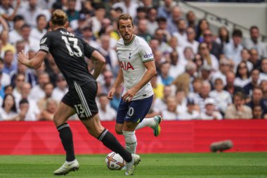 Harry Kane #10 of Tottenham Hotspur breaks with the ball during the Premier League match Tottenham Hotspur vs Fulham at Tottenham Hotspur Stadium, London, United Kingdom, 3rd September 202