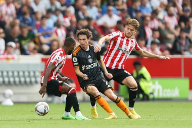Brenden Aaronson #7 of Leeds United runs at the Brentford defence during the Premier League match Brentford vs Leeds United at Brentford Community Stadium, London, United Kingdom, 3rd September 202