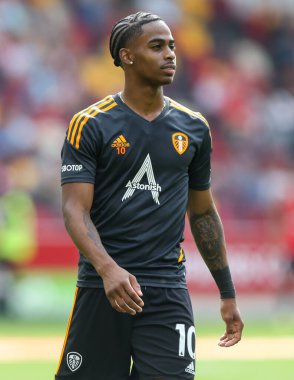 Crysencio Summerville #10 of Leeds United warms up during the Premier League match Brentford vs Leeds United at Brentford Community Stadium, London, United Kingdom, 3rd September 202