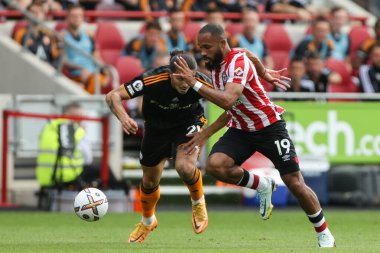 Bryan Mbeumo #19 of Brentford races clear of Pascal Struijk #21 of Leeds United during the Premier League match Brentford vs Leeds United at Brentford Community Stadium, London, United Kingdom, 3rd September 202