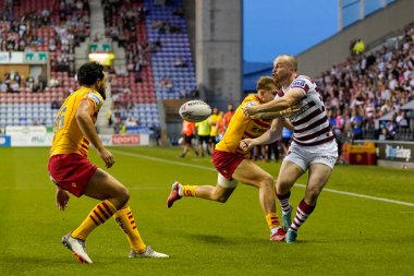 Liam Marshall #5 of Wigan Warriors passes the ball back inside during the Betfred Super League match Wigan Warriors vs Catalans Dragons at DW Stadium, Wigan, United Kingdom, 2nd September 202