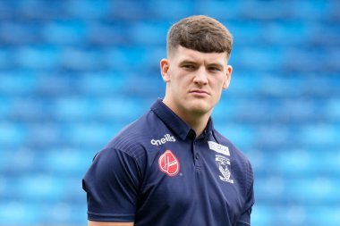 Josh Thewlis #22 of Warrington Wolves inspects the pitch before the Betfred Super League match Salford Red Devils vs Warrington Wolves at AJ Bell Stadium, Eccles, United Kingdom, 3rd September 202