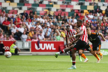 Ivan Toney #17 of Brentford scores to make it 1-0 from the penalty spot during the Premier League match Brentford vs Leeds United at Brentford Community Stadium, London, United Kingdom, 3rd September 202