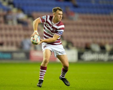 Harry Smith #16 of Wigan Warriors passes the ball during the Betfred Super League match Wigan Warriors vs Catalans Dragons at DW Stadium, Wigan, United Kingdom, 2nd September 202