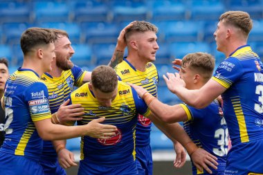 Wolves player congratulate Tom Whitehead after he set up George Williams #7 of Warrington Wolves for a try during the Betfred Super League match Salford Red Devils vs Warrington Wolves at AJ Bell Stadium, Eccles, United Kingdom, 3rd September 202