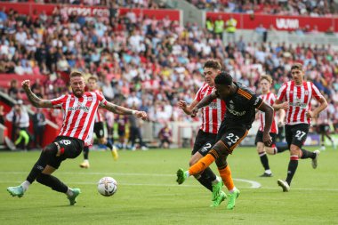 Luis Sinisterra #23 of Leeds United shoots at goal during the Premier League match Brentford vs Leeds United at Brentford Community Stadium, London, United Kingdom, 3rd September 202