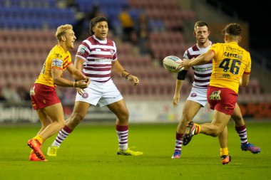 Ugo Tison #40 of Catalans Dragons passes to Loan Castano during the Betfred Super League match Wigan Warriors vs Catalans Dragons at DW Stadium, Wigan, United Kingdom, 2nd September 202