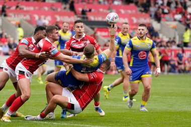 George Williams #7 of Warrington Wolves offloads the ball in the tackle during the Betfred Super League match Salford Red Devils vs Warrington Wolves at AJ Bell Stadium, Eccles, United Kingdom, 3rd September 202