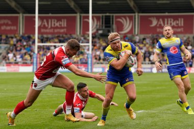 Oliver Holmes #12 of Warrington Wolves breaks past Morgan Escare #25 of Salford Red Devils  and goes on to score a try during the Betfred Super League match Salford Red Devils vs Warrington Wolves at AJ Bell Stadium, Eccles, United Kingdom, 3rd Septe