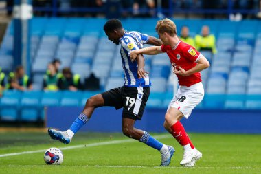 Tyreeq Bakinson #19 of Sheffield Wednesday and Luca Connell #48 of Barnsley during the Sky Bet League 1 match Sheffield Wednesday vs Barnsley at Hillsborough, Sheffield, United Kingdom, 3rd September 202
