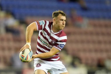 Harry Smith #16 of Wigan Warriors passes the ball during the Betfred Super League match Wigan Warriors vs Catalans Dragons at DW Stadium, Wigan, United Kingdom, 2nd September 202