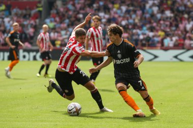 Brenden Aaronson #7 of Leeds United and and Vitaly Janelt #27 of Brentford tussle for the ball during the Premier League match Brentford vs Leeds United at Brentford Community Stadium, London, United Kingdom, 3rd September 202