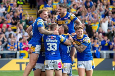 Aidan Sezer #7 of Leeds Rhinos celebrates his try with his team mates and makes the score 12-8 during the Betfred Super League match Leeds Rhinos vs Castleford Tigers at Headingley Stadium, Leeds, United Kingdom, 3rd September 202