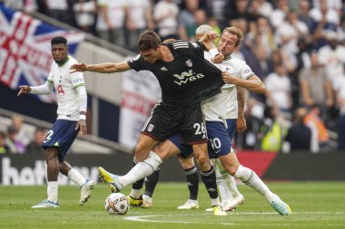 Joo Palhinha #26 of Fulham andHarry Kane #10 of Tottenham Hotspur battle for the ball during the Premier League match Tottenham Hotspur vs Fulham at Tottenham Hotspur Stadium, London, United Kingdom, 3rd September 2022