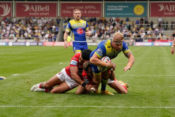 Oliver Holmes Warrington Wolves Stretches Score Try Betfred Super League — Stok fotoğraf