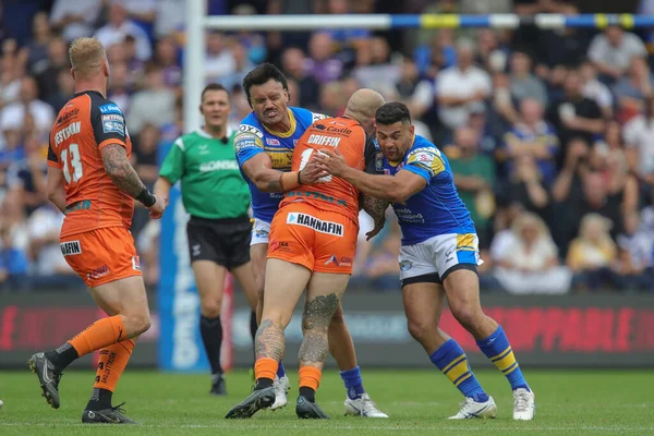 George Griffin Castleford Tigers Tackled Zane Tetevano Leeds Rhinos Kruise — 스톡 사진