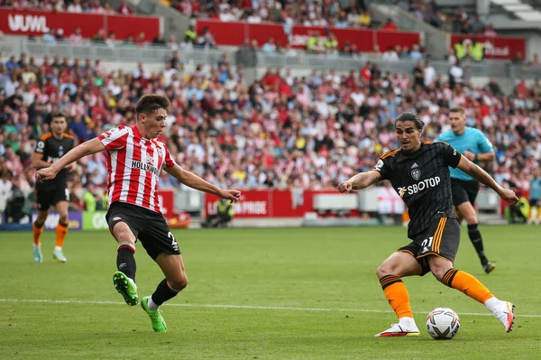 Pascal Struijk #21 of Leeds United shoots at goal during the Premier League match Brentford vs Leeds United at Brentford Community Stadium, London, United Kingdom, 3rd September 202