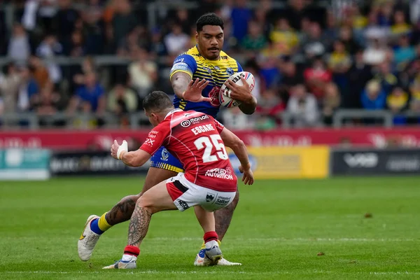 Matty Nicholson Warrington Wolves Runs Morgan Escare Salford Red Devils — 스톡 사진