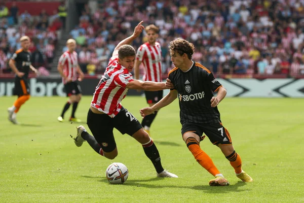 Brenden Aaronson #7 of Leeds United and and Vitaly Janelt #27 of Brentford tussle for the ball during the Premier League match Brentford vs Leeds United at Brentford Community Stadium, London, United Kingdom, 3rd September 202