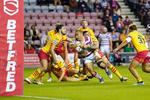 Thomas Leuluai Wigan Warriors Drives Dragons Defence Betfred Super League — 스톡 사진