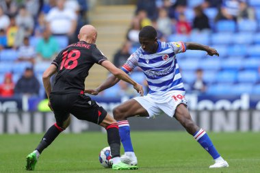 Tyrese Fornah #19 of Reading with Will Smallbone #18 of Stoke City during the Sky Bet Championship match Reading vs Stoke City at Select Car Leasing Stadium, Reading, United Kingdom, 4th September 202