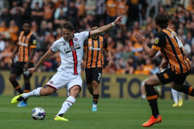 Sander Berge #8 of Sheffield United takes a shot at goal during the Sky Bet Championship match Hull City vs Sheffield United at MKM Stadium, Hull, United Kingdom, 4th September 202