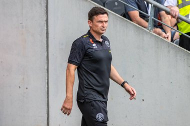 Paul Heckingbottom manager of Sheffield United arrives out of the tunnel ahead of the Sky Bet Championship match Hull City vs Sheffield United at MKM Stadium, Hull, United Kingdom, 4th September 202