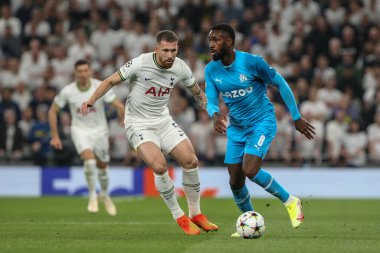 Marsilyalı Gerson # 8 UEFA Şampiyonlar Ligi Tottenham Hotspur - Marsilya maçında Pierre-Emile Hjbjerg # 5 Tottenham Hotspur baskısı altında Tottenham Hotspur - Tottenham Hotspur Stadyumu, Londra, İngiltere 7 Eylül 2022