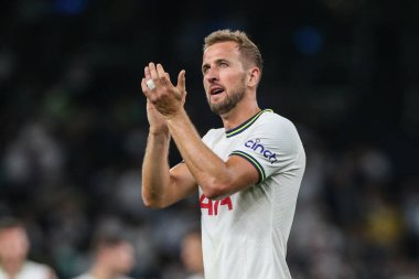 Tottenham Hotspur 'dan Harry Kane, Tottenham' ın UEFA Şampiyonlar Ligi maçında Tottenham Hotspur 'a karşı Marsilya Tottenham Hotspur Stadyumu' nda 7 Eylül 202 'de kazandığı 2-0' lık galibiyet sonrasında taraftarları alkışlıyor.