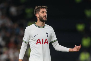 Tottenham Hotspur 'dan Rodrigo Bentancur, UEFA Şampiyonlar Ligi Tottenham Hotspur Marsilya' ya karşı 7 Eylül 202 'de Tottenham Hotspur Stadyumu' nda oynanan maçta takımına talimat verdi.