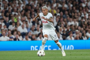 Tottenham Hotspur 'dan Richarlison topu UEFA Şampiyonlar Ligi maçında Tottenham Hotspur Marsilya' ya karşı Tottenham Hotspur Stadyumu, Londra, 7 Eylül 202