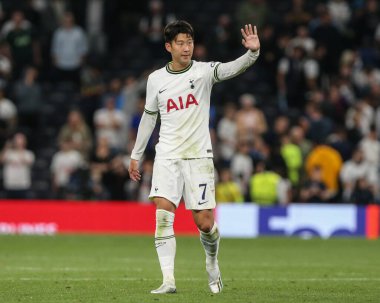 Tottenham Hotspur 'dan 7 numaralı Son Heung-Min, Tottenham' ın UEFA Şampiyonlar Ligi maçında Tottenham Hotspur 'a karşı Marsilya Tottenham Hotspur Stadyumu' nda 7 Eylül 202 'de kazandığı 2-0' lık galibiyet sonrasında taraftarları alkışlıyor.