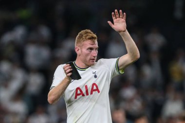Tottenham Hotspur 'dan Dejan Kulusevski Tottenham' ın UEFA Şampiyonlar Ligi maçında Tottenham Hotspur 'a karşı Marsilya Tottenham Hotspur Stadyumu' nda 7 Eylül 202 'de kazandığı 2-0' lık galibiyet sonrasında taraftarları alkışlıyor.