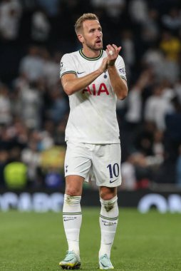 Tottenham Hotspur 'dan Harry Kane, Tottenham' ın UEFA Şampiyonlar Ligi maçında Tottenham Hotspur 'a karşı Marsilya Tottenham Hotspur Stadyumu' nda 7 Eylül 202 'de kazandığı 2-0' lık galibiyet sonrasında taraftarları alkışlıyor.