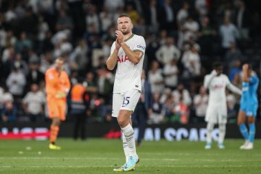 Tottenham Hotspur 'dan Eric Dier, Tottenham' ın UEFA Şampiyonlar Ligi maçında Tottenham Hotspur 'a karşı Marsilya Tottenham Hotspur Stadyumu' nda 7 Eylül 202 'de kazandığı 2-0' lık galibiyet sonrasında taraftarları alkışlıyor.