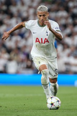 Tottenham Hotspur 'dan Richarlison topu UEFA Şampiyonlar Ligi maçında Tottenham Hotspur Marsilya' ya karşı Tottenham Hotspur Stadyumu, Londra, 7 Eylül 202
