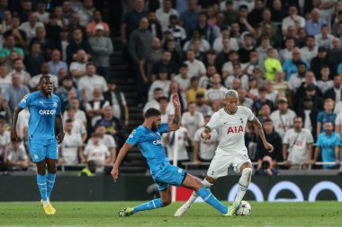 Tottenham Hotspur 'dan 9 numaralı Richarlison, UEFA Şampiyonlar Ligi Tottenham Hotspur' a karşı Marsilya Tottenham Hotspur Stadyumu 'nda oynanan 7 Eylül 202' de oynanan karşılaşmada Marsilya 'dan Samuel Gigot # 4' e karşı mücadele ediyor.