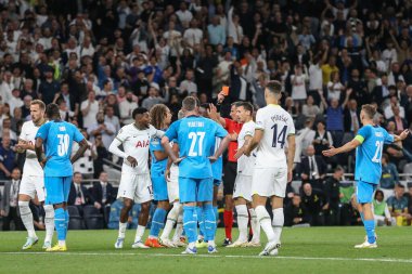 Marsilya 'dan Chancel Mbemba # 99' a UEFA Şampiyonlar Ligi Tottenham Hotspur-Marsilya maçında hakem Slavko Vinciç tarafından 7 Eylül 202 'de Tottenham Hotspur Stadyumu' nda kırmızı kart verildi.