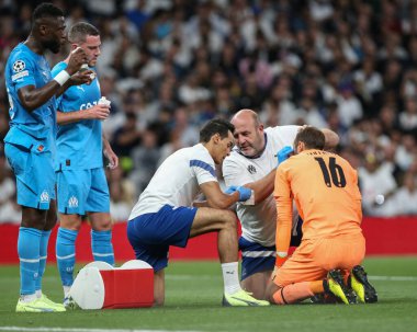 Marsilyalı Pau Lpez # 16 UEFA Şampiyonlar Ligi Tottenham Hotspur-Marsilya maçında tedavi görüyor Tottenham Hotspur, Tottenham Hotspur Stadyumu, Londra, İngiltere, 7 Eylül 2022
