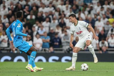 Tottenham Hotspur 'dan Clment Lenglet # 34 UEFA Şampiyonlar Ligi karşılaşmasında topu tutuyor Tottenham Hotspur Marsilya' ya karşı Tottenham Hotspur Stadyumu, Londra, İngiltere, 7 Eylül 2022
