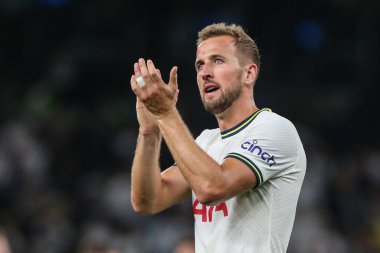 Tottenham Hotspur 'dan Harry Kane, Tottenham' ın UEFA Şampiyonlar Ligi maçında Tottenham Hotspur 'a karşı Marsilya Tottenham Hotspur Stadyumu' nda 7 Eylül 202 'de kazandığı 2-0' lık galibiyet sonrasında taraftarları alkışlıyor.