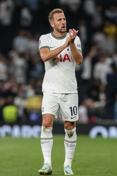 Harry Kane Tottenham Hotspur Applåderar Fansen Efter Tottenham Vinna Uefa — Stockfoto