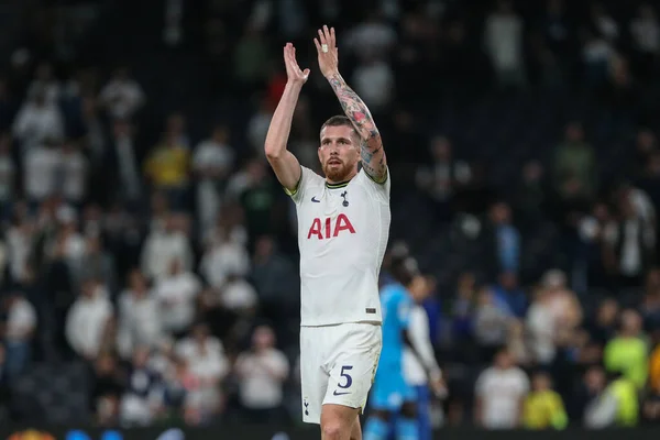 Pierre Emile Hjbjerg Της Tottenham Hotspur Χειροκροτεί Τους Οπαδούς Μετά — Φωτογραφία Αρχείου