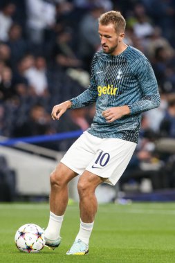 Tottenham Hotspur 'dan Harry Kane UEFA Şampiyonlar Ligi maçında Tottenham Hotspur' a karşı Marsilya Tottenham Hotspur Stadyumu 'nda 7 Eylül 202' de ısındı.