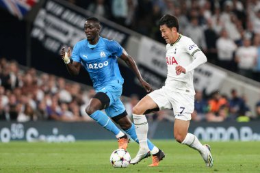 Tottenham Hotspur 'dan 7 numaralı Son Heung-Min, UEFA Şampiyonlar Ligi Tottenham Hotspur' a karşı Marsilya Tottenham Hotspur Stadyumu 'nda 7 Eylül 202' de oynanan maçında Marsilya 'dan Eric Bailly ile birlikte top sürüyor.