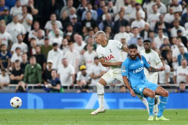 Tottenham Hotspur 'dan 9 numaralı Richarlison, UEFA Şampiyonlar Ligi Tottenham Hotspur' a karşı Marsilya Tottenham Hotspur Stadyumu 'nda oynanan 7 Eylül 202' de oynanan karşılaşmada Marsilya 'dan Samuel Gigot # 4' den kaçınıyor.