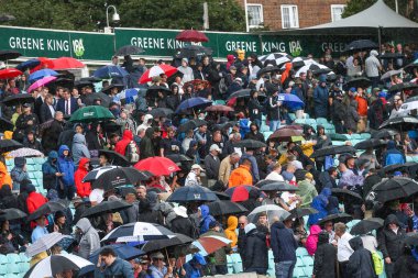 Üçüncü LV Sigorta Test Günü 'nde yağmurdan korunan taraftarlar 5 İngiltere' nin 1 'ine karşı Kia Oval, Londra, İngiltere, 8 Eylül 202