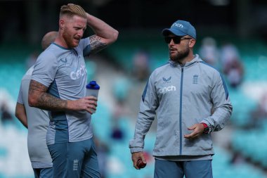 İngiltere teknik direktörü Brendon McCullum ve Ben Stokes, 8 Eylül 202 'de Kia Oval, Londra' da 5 İngiltere 'nin Güney Afrika' ya açtığı 3.